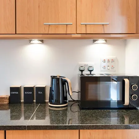 Prime Royal Mile - Cityscape Views - 2-bed Apartment Edinburgh