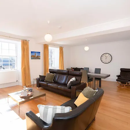 Prime Royal Mile - Cityscape Views - 2-bed