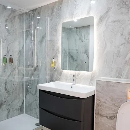 Spacious Ground-floor Leith Sleeps 6 Apartamento Edimburgo