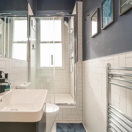 Bright 2 Bed Top-floor Corner Flat In Morningside - Pass The Keys *