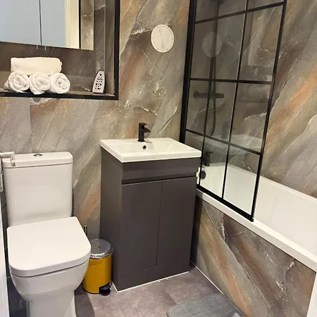 Royal Mile Holyrood 2 Bed 2 Bath Apartment Edinburgh