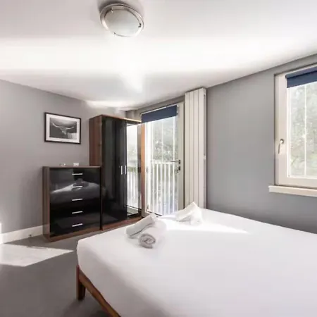 Spacious 2-bed Apartment, Arthur's Seat Views & Convenient Transport Links *