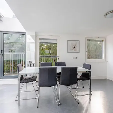 Spacious 2-bed Apartment, Arthur's Seat Views & Convenient Transport Links