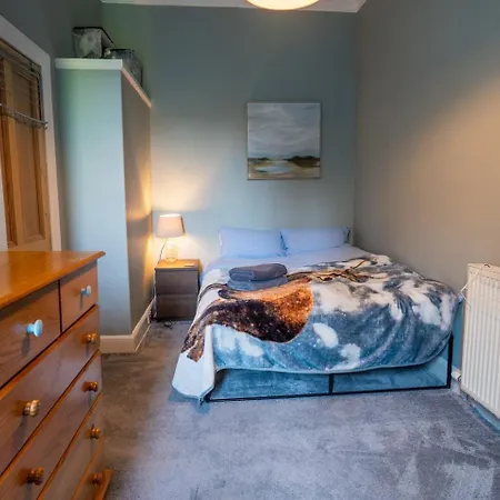 Newly Decorated 2 Bed Flat