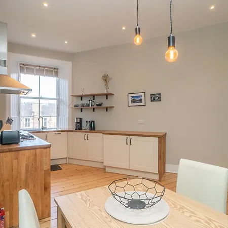 Bright 2 Bed Top-floor Corner Flat In Morningside - Pass The Keys