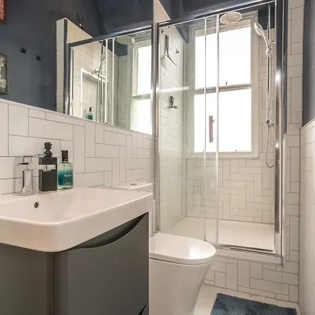 Bright 2 Bed Top-floor Corner Flat In Morningside - Pass The Keys Edinburgh