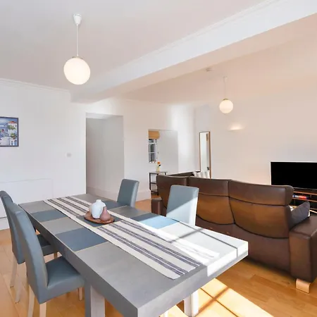 Prime Royal Mile - Cityscape Views - 2-bed *