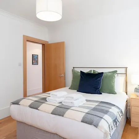 Prime Royal Mile - Cityscape Views - 2-bed Apartment *