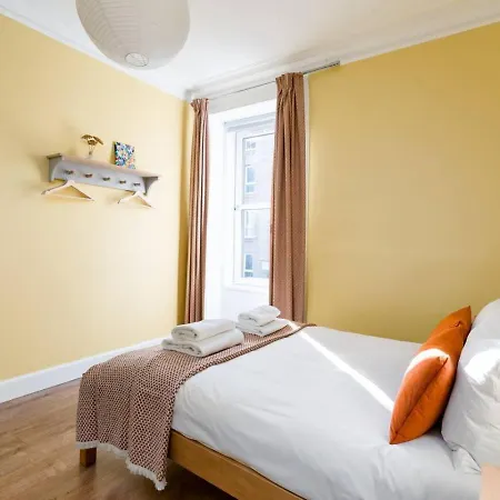 Bright 1 Bed Flat - Edinburgh, Sleeps 2