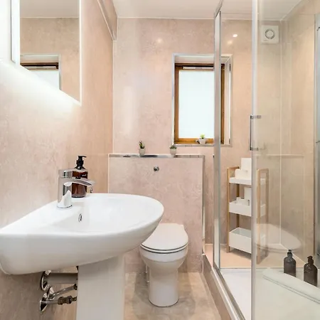 Potter's House - 2 Bed, Sleeps 4