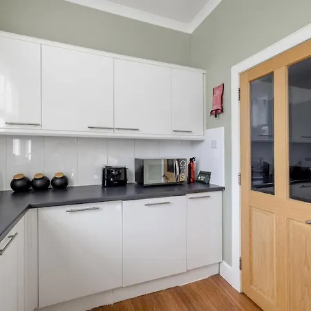 Apartment 2 Bed Main Door On Leith Walk, Near Tram Edinburgh