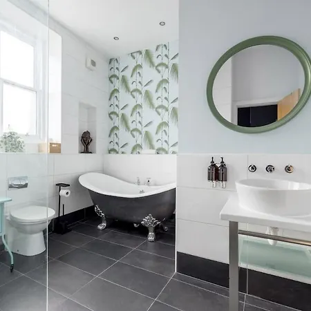 2 Bed Main Door On Leith Walk, Near Tram Apartment *