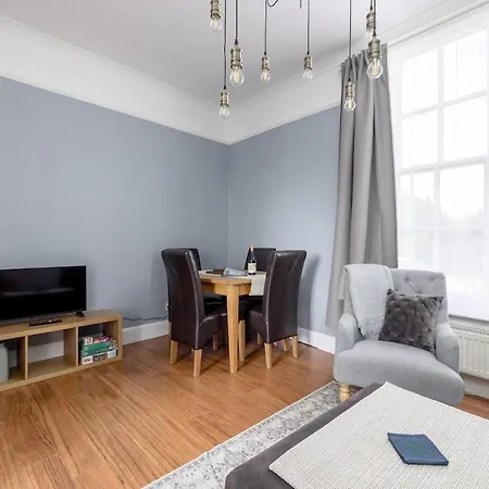 2 Bed Main Door On Leith Walk, Near Tram Apartment