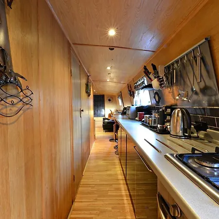 - Houseboats