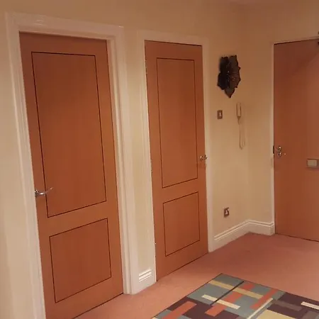 Penthouse Apartment Sleeps 11 شقة