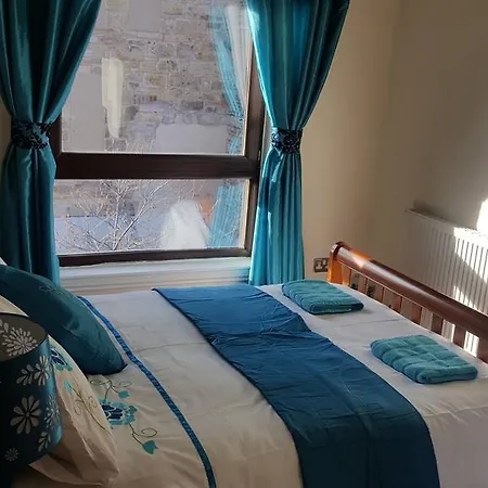 Penthouse Apartment Sleeps 11 شقة