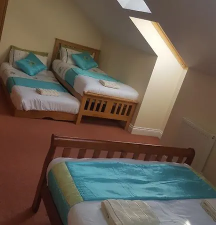 Penthouse Apartment Sleeps 11 شقة
