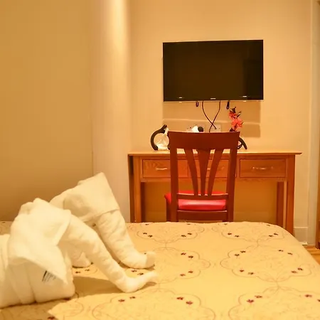 Edinburgh City Suites 4*