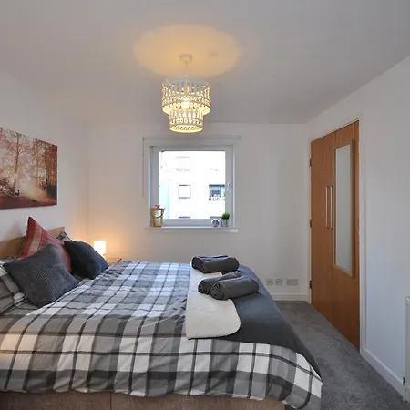 Quiet Spacious And Modern Sleeps 4 דירה