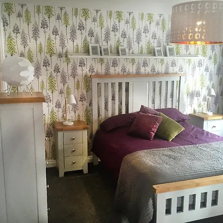 Large 2 Bed Flat, 2 Bath, Free Parking & Lift Apartmán *