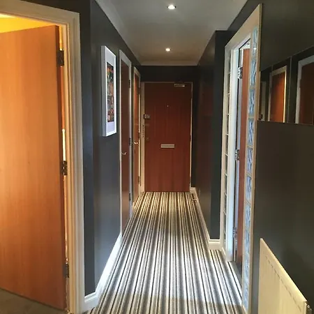 Large 2 Bed Flat, 2 Bath, Free Parking & Lift 公寓