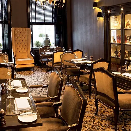 ニラ カレドニア ホテル