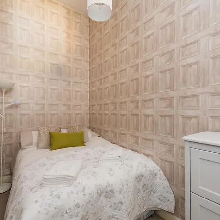 Nelson Street Apartment *