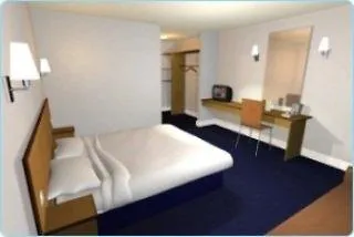 Travelodge Queen Street 3*