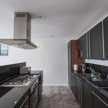 The Deluxe West End Apartment *