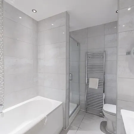 The Deluxe West End אדינבורו