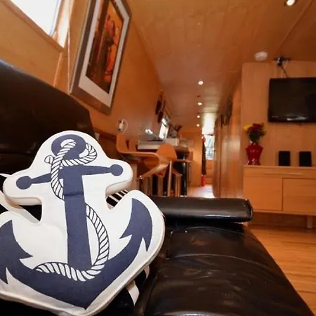 - Houseboats Bateau-hôtel