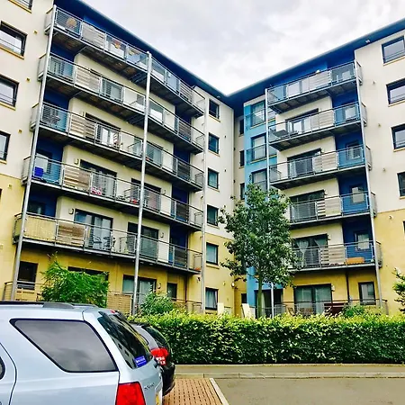 On Drybrough Crescent 3/6 * Edinburgh
