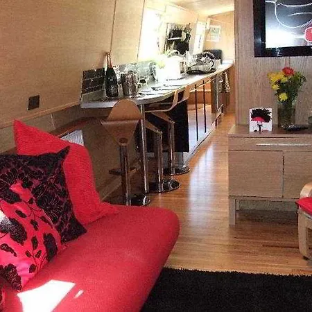 - Houseboats Bateau-hôtel