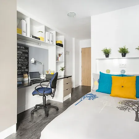 Апартаменты Destiny Student - Holyrood