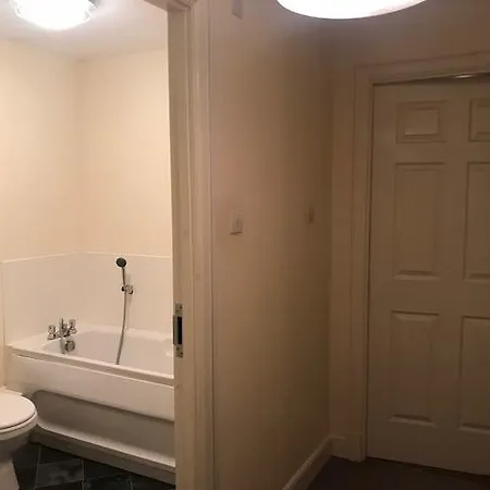 3 Bedroom Penthouse With Rooftop / Balcony & Parking Apartment Edinburgh