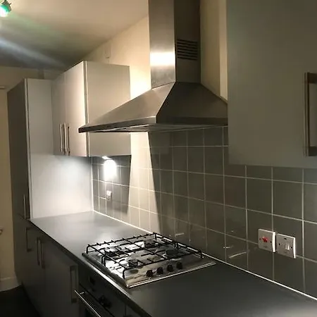 3 Bedroom Penthouse With Rooftop / Balcony & Parking