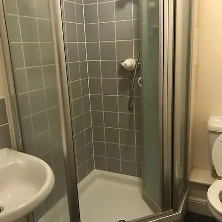 Apartment 3 Bedroom Penthouse With Rooftop / Balcony & Parking *
