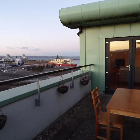 Apartment 3 Bedroom Penthouse With Rooftop / Balcony & Parking *