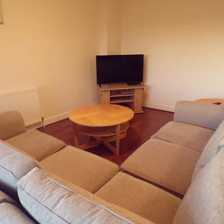 3 Bedroom Penthouse With Rooftop / Balcony & Parking