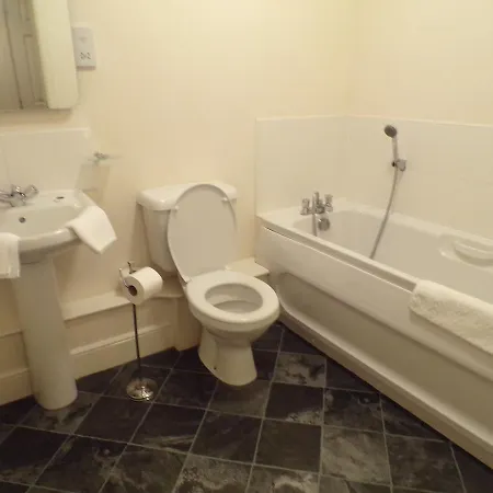 Apartment 3 Bedroom Penthouse With Rooftop / Balcony & Parking *