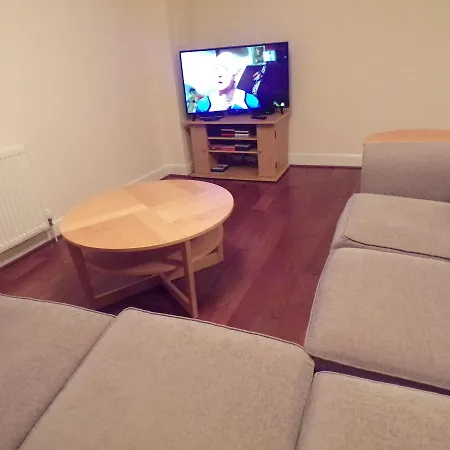 3 Bedroom Penthouse With Rooftop / Balcony & Parking *