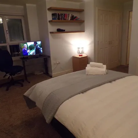 3 Bedroom Penthouse With Rooftop / Balcony & Parking * Edinburgh