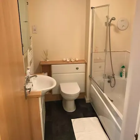 2 Bedroom With Parking Sleeps 5