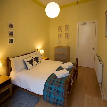 3 Bedroom Flat In South Centre Of Sleeps 6 Apartment