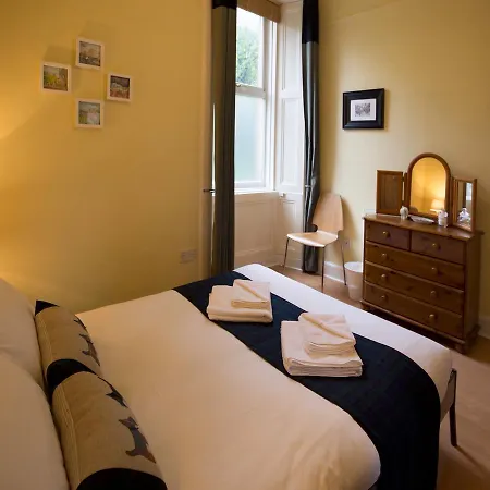3 Bedroom Flat In South Centre Of Sleeps 6 * Edinburgh