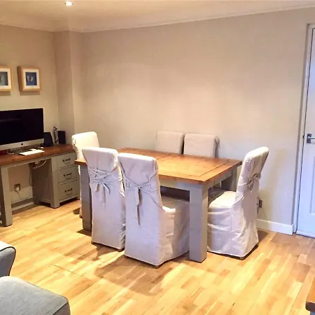 2 Bedroom House In Haymarket Accommodates 4 爱丁堡