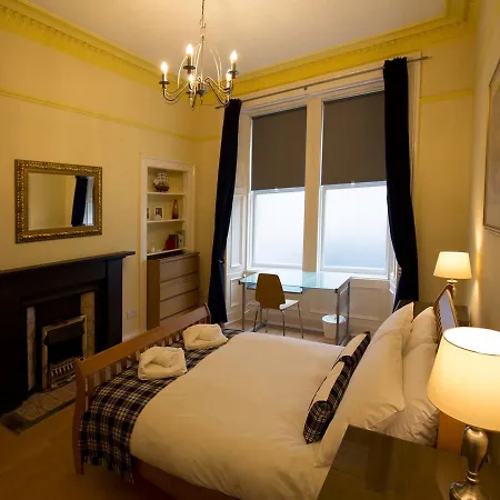 3 Bedroom Flat In South Centre Of Sleeps 6 Edinburgh