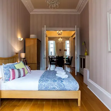 Central 2 Bedroom Apartment *