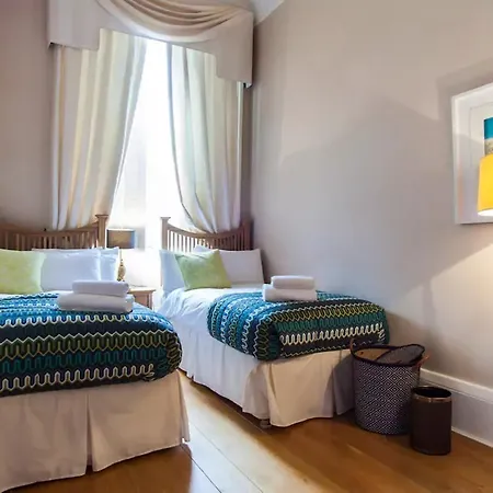 Central 2 Bedroom Apartment *