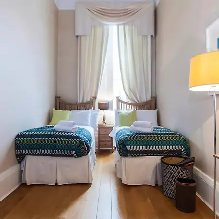 Central 2 Bedroom Apartment *